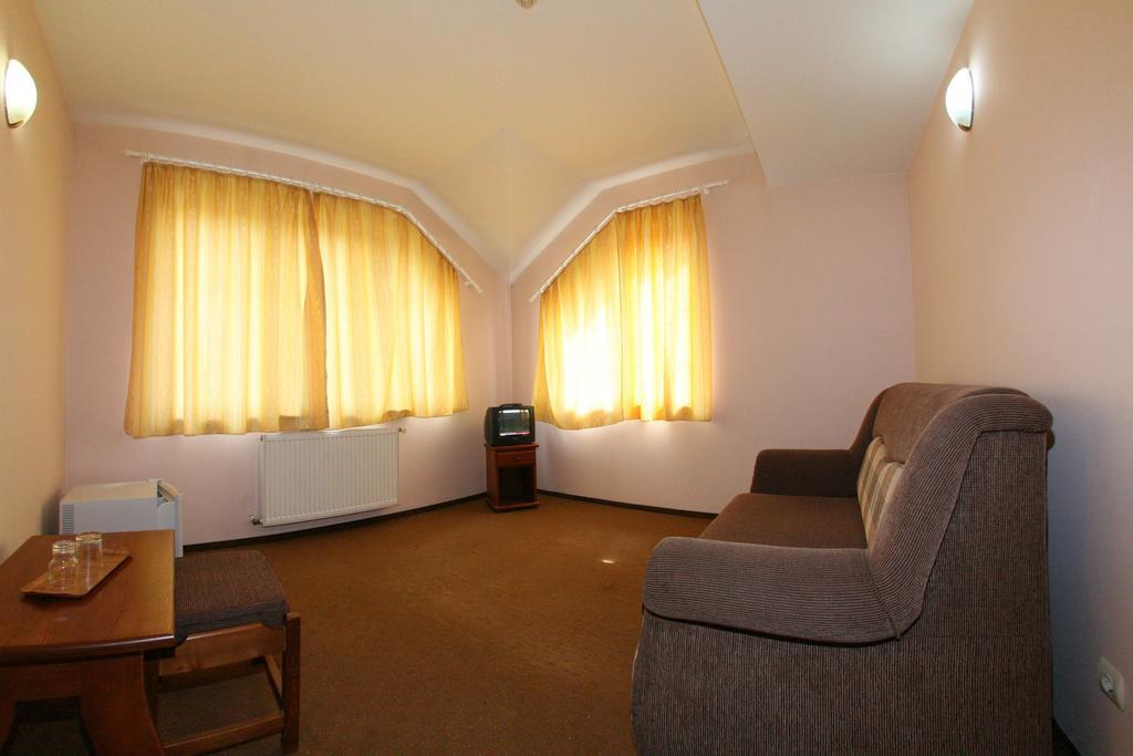 Pensiune Montana Curtea de Argeş Habitación foto